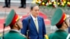日本首相菅义伟在越南河内总统府检阅仪仗队。（2020年10月19日）