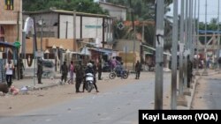 La police procède à des arrestations à Lomé, Togo, 19 octobre 2017. (VOA/Kayi Lawson)