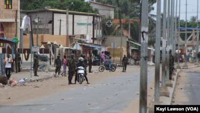 La police procède à des arrestations à Lomé, Togo, 19 octobre 2017. (VOA/Kayi Lawson)