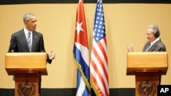 美国总统奥巴马和古巴国务委员会主席劳尔·卡斯特罗在哈瓦那（2016年3月21日）