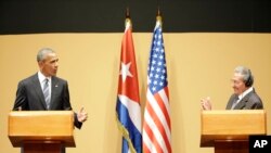 Le président américain Barack Obama au côté du président cubain Raul Castro, lors d'une conférence de presse à La Havane, Cuba, le 21 mars 2016.