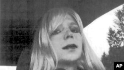 ພາບຖ່າຍນີ້ ບໍ່ໄດ້ລະບຸວັນເວລາ ສະໜອງໂດຍ ກອງທັບບົກ ສະຫະລັດ, ສິບຕຣີປະຈຳການ Chelsea Manning ຕັ້ງທ່າຖ່າຍຮູບ ໃນຂະນະທີ່ໃສ່ຜົມປອມ ແລະ ທາປາກ. 