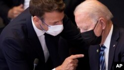 Presiden Prancis Emmanuel Macron berbicara dengan Presiden AS Joe Biden di sela KTT NATO di Brussel, 14 Juni 2021 (foto: dok). 