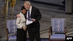 Лауреаты Нобелевской премии мира Мария Ресса и Дмитрий Муратов на церемонии в Осло, Норвегия, 10 декабря 2021 года