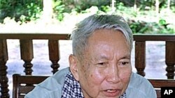 អតីតមេដឹកនាំ​ខ្មែរក្រហម ប៉ុល ពត ឆ្លើយ​នឹង​សំណួរ​ក្នុង​កិច្ច​សន្ទនាមួយ​នៅជិត​អន្លង់វែង ប្រទេស​កម្ពុជា (រូបថតឯកសារ ១៩៩៨)