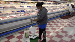 Ramona Villalonga, una de las limpiadoras del supermercado, asegura que la cuidan "muy bien" porque le han proporcionado todo lo necesario para trabajar durante esta pandemia: tapabocas, guantes y desinfectante.