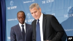 Nam diễn viên George Clooney (phải) và Don Cheadle trong một buổi họp báo về việc điều tra tham nhũng ở Nam Sudan tại Câu lạc bộ Báo chí Quốc gia ở Washington, D.C. ngày 12 tháng 9 năm 2016.