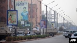 2016年1月16日布基纳法索一家豪华酒店附近被基地组织攻击后烧毁的车辆。