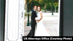 Một ảnh cưới giả trong album được xem là bằng chứng trình lên công tố liên bang Hoa Kỳ trong đường dây làm giả các giấy tờ hôn nhân để giúp người Việt có được thẻ xanh làm thường trú nhân ở Mỹ.