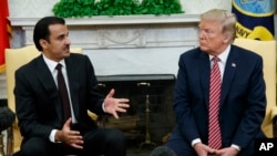 El presidente de EE.UU., Donald Trump, habla con el emir de Qatar, jeque Tamim bin Hamad al-Thani,
en la Oficina Oval, al inicio de la visita del líder árabe a la Casa Blanca. Abril 10, 2018.