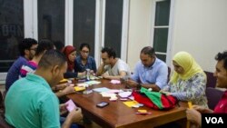 A group of volunteers, family members, and friends of political prisoners make origami gifts for the prisoners. (H. Elrasam/VOA)