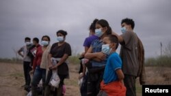 Selusin pencari suaka anak di bawah umur tanpa pendamping dari Amerika Tengah dipisahkan dari migran lain oleh agen Patroli Perbatasan AS setelah menyeberangi Sungai Rio Grande ke AS dari Meksiko dengan rakit di Penitas, Texas, AS, 14 Maret 2021. (Foto: Reuters)