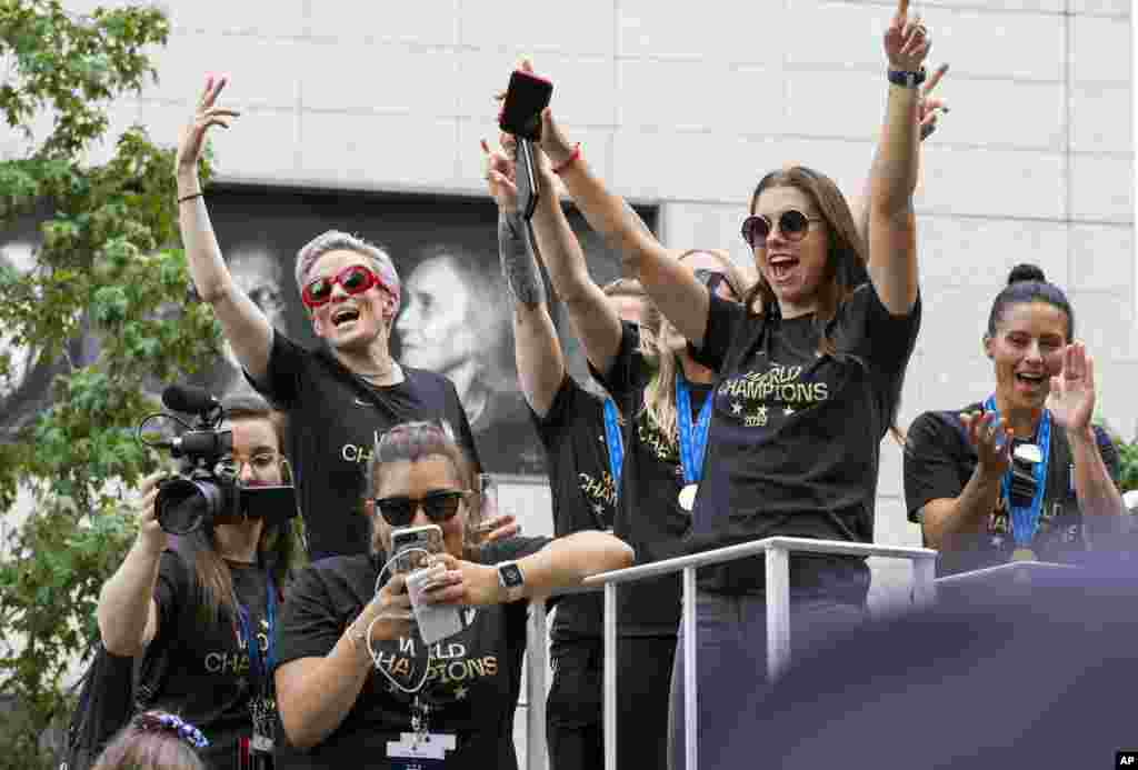 رژه قهرمان&zwnj;ها؛ اعضای تیم ملی فوتبال زنان آمریکا بعد از چهارمین قهرمانی جام جهانی در نیویورک با تماشاگران دیدار کرد.