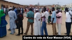 Des Sénégalais attentent pour aller voter dans le département de Pikine, au Sénégal, le 30 juillet 2017. (VOA/Centre de vote de Keur Massar)