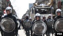 Polisi anti-huru-hara di pusat kota Brussels, Belgia (27/3). (VOA/H. Murdock/VOA) 