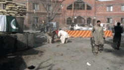 Suicide Bomber Kills 10 in Pakistan