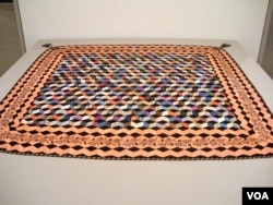 Quilt "Tumbling Blocks" karya Victoria Royall Broadhead yang membuatnya memenangkan lomba-lomba bergengsi di beberapa pekan raya negara bagian pada tahun 1860an. (J. Taboh/VOA)