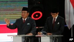 Calon presiden Prabowo Subianto (kiri) saat memberikan pidato didampingi calon wakil presiden Sandiaga Uno (kanan) dalam Debat Capres Cawapres 2019, di Jakarta, Sabtu, 13 April 2019.