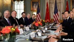 미국과 중국이 9일 워싱턴에서 고위급 외교안보대화를 가졌다. 미국에선 마이크 폼페오 국무장관과 짐 매티스 국방장관, 중국에서는 양제츠 외교담당 정치국원과 웨이펑허 국방부장이 각각 참석했다.