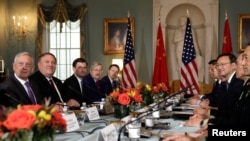 美國國防部長馬蒂斯、美國國務卿蓬佩奧與中國國防部長魏鳳和、中共中央外事工作辦公室主任楊潔篪在華盛頓舉行第二輪美中外交安全對話。(2018年11月9日)