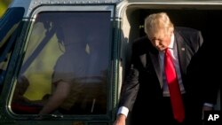 El presidente Donald Trump llega a la Casa Blanca tras una corta visita a Kenosha, Wisconsin, el martes 18 de abril de 2017.