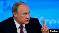 ولادیمیر پوتین رئیس جمهوری روسیه در نشست خبری پایان سال خود - پنجشنبه ۲۷ آذر ۱۳۹۳ 