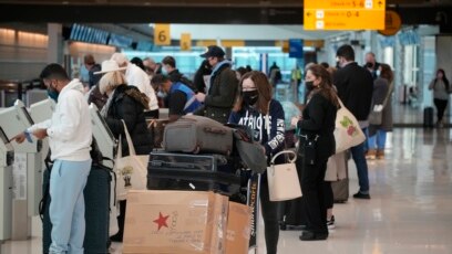 Para calon penumpang antre untuk check in penerbangan United American Airlines di Bandara Internasional Denver, Denver, 26 Desember 2021.