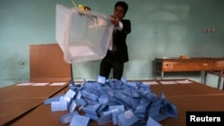 Một giới chức đổ phiếu khỏi thùng để đếm sau khi phòng phiếu đóng cửa ở tỉnh Herat, ngày 5 tháng 4, 2014. Kết quả sơ khởi có thể được biết vào cuối tháng này.