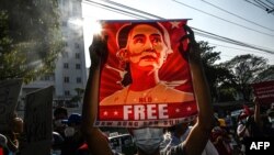 ဖေဖော်ဝါရီ ၁၅ ရက်နေ့က ရန်ကုန်မြို့ ဆန္ဒပြပွဲအတွင်း ဆန္ဒပြသူတဦး ကိုင်ဆောင်ထားတဲ့ ဒေါ်အောင်ဆန်းစုကြည်ပို့စ်တာ တခု။ (ဖေဖော်ဝါရီ ၁၅၊ ၂၀၂၁)