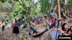 မြန်မာစစ်တပ် ဗုံးကြဲတိုက်ခိုက်မှုကြောင့် တိမ်းရှောင်နေရတဲ့ စစ်ဘေးရှောင်ကရင်ဒုက္ခသည်များ (ဓာတ်ပုံ - KNU - မတ် ၂၉၊ ၂၀၂၁)