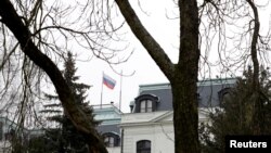 TƯ LIỆU: Quốc kì của Nga bên trên đại sứ quán Nga ở Praha, Cộng hòa Czech, ngày 26 tháng 3, 2018.