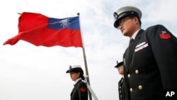 台湾军队在高雄举行军演时台军军人站在台湾旗帜下。（2018年1月31日）