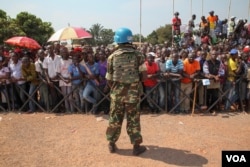 A United Nations peacekeeper watches over crowds that have assembled to greet Pope Francis in Bangui, Central African Republic on, November 29, 2015 (VOA/C. Stein).