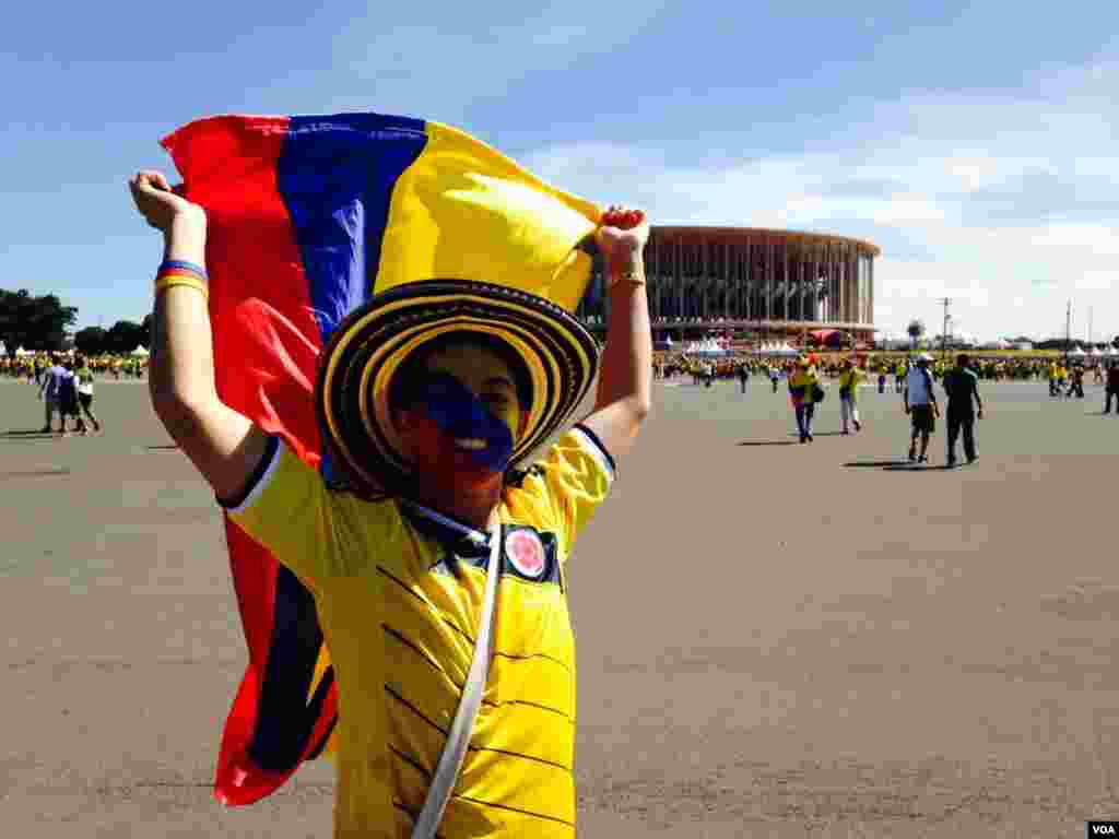 Seorang penggemar tim Kolombia di luar stadion di Brasilia, 19 Juni 2014. (Nicolas Pinault/VOA)