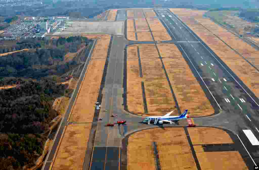 Pesawat Boeing 787 Dreamliner milik maskapai Jepang ANA melakukan pendaratan darurat di bandara Takamatsu, Jepang (16/1) setelah asap mengepul di kabin saat penerbangan. Seluruh 137 penumpang dan awak pesawat berhasil dievakuasi dengan selamat. 