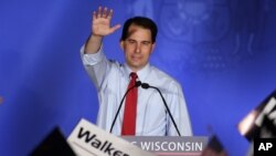 El gobernador republicano de Wisconsin Scott Walker saluda en la celebración de la victoria, en Waukesha, Wisconsin.