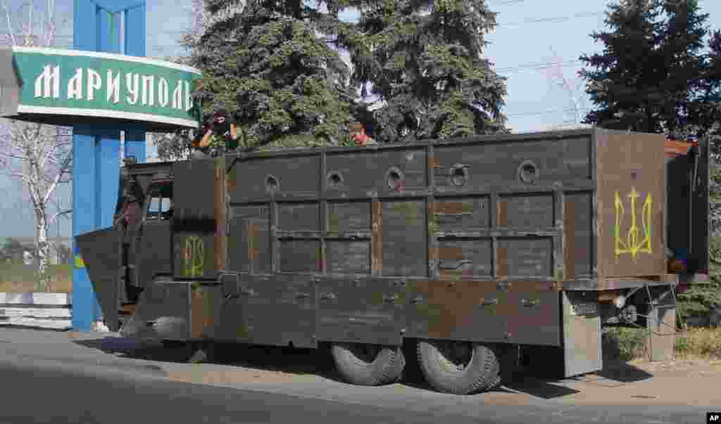 An armored truck with Ukrainian forces guards a checkpoint in the town of Mariupol, eastern Ukraine, Aug. 28, 2014.&nbsp;