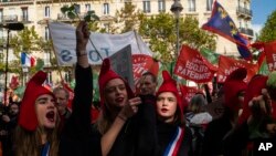 Para pengunjuk rasa dari kelompok konservatif memprotes RUU yang akan membuka akses layanan kesuburan, seperti fertilisasi in vitro, untuk perempuan lajang dan pasangan lesbian, Perancis, 6 Oktober 2019. (Foto: AP)
