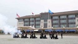 美國陸軍士兵在韓國平澤市漢弗萊軍營駐韓美軍新總部開通儀式上鳴禮炮。(2018年6月29日)