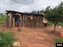 A common type of “home” is seen at Manzou farm in Mazowe district, Zimbabwe, March 2, 2018, after the government destroyed the original dwellings to make way for former first lady Grace Mugabe’s game park in 2015. (S. Mhofu/VOA)