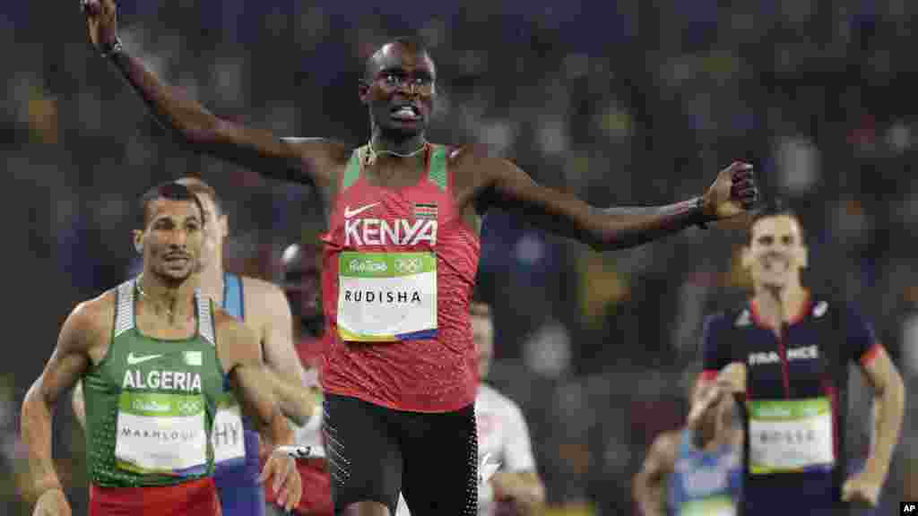David Lekuta Rudisha du Kenya gagne le 800 mètres&nbsp; à Rio de Janeiro, le 15 août 2016.