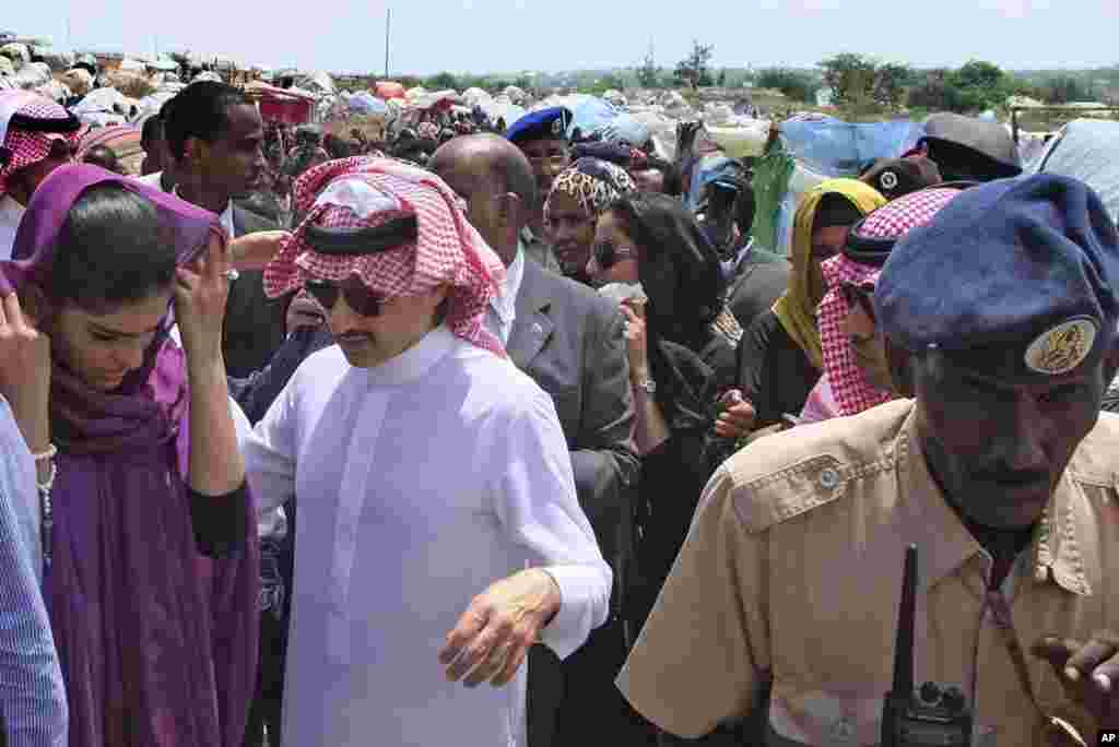 Amiir Al-Waleed bin Talal Bin Abdulaziz Alsaud, oo ku sugan xeryaha barakacayaasha