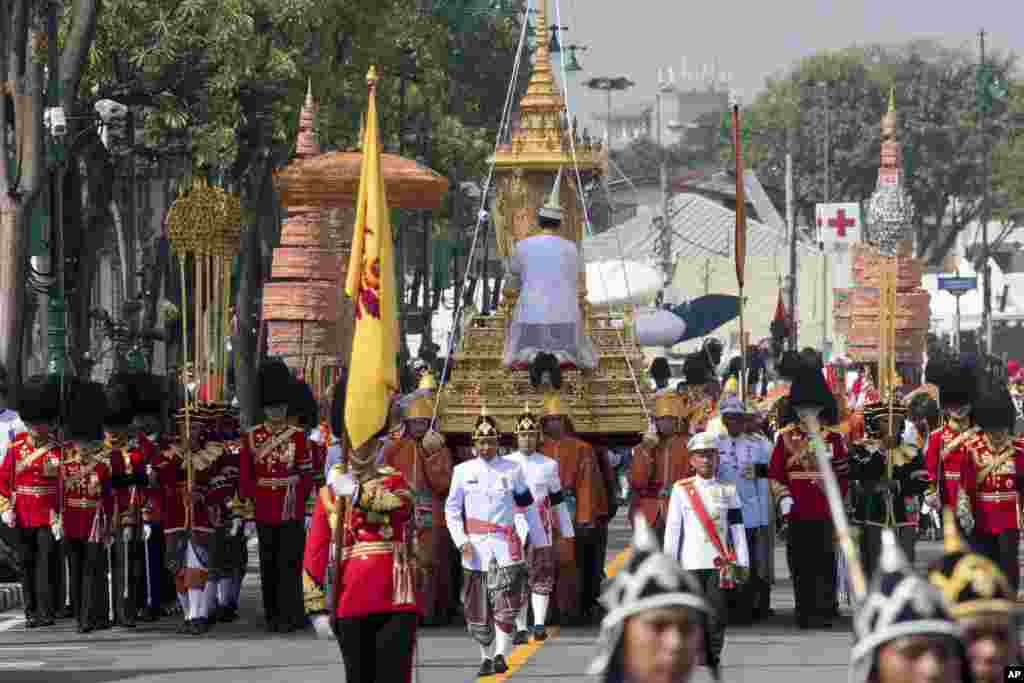 اولین سالگرد درگذشت پادشاه تایلند در تشییع جنازه ای نمادین در تایلند