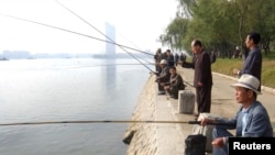 북한 평양 대동강에서 노인들이 낚시를 하고 있다. (자료사진)