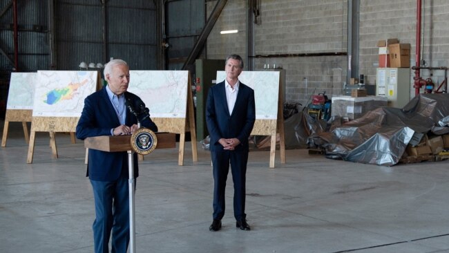 El presidente de Estados Unidos, Joe Biden, habla sobre los incendios forestales y el cambio climático mientras el gobernador de California, Gavin Newsom, escucha en el aeropuerto de Sacramento, en Mather, California, el 13 de septiembre de 2021.