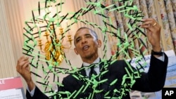 Presiden AS Barack Obama meninjau pameran sains dan teknologi di Gedung Putih, Selasa (27/5).
