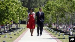 El presidente Barack Obama y la primera Dama, Michelle visitan el Sendero de los Guerreros, en Fuerte Stewart, estado de Georgia, antes de hablar a las tropas.