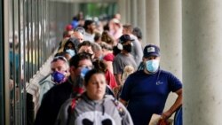 Ratusan orang tampak mengantri di luar kantor Pusat Karir Kentucky di Frankfort, Kentucky, AS, pada 18 Juni 2020. Mereka berharap mendapatkan bantuan untuk mencairkan tunjangan penganggguran yang diberikan oleh pemerintah. (Foto: Reuters/Bryan Woolston)