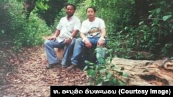 ທ່ານ ອານຸສິດ (ກໍ້ຂວາ) ກັບພີ່ນ້ອງໃນຕອນໄປຢ້ຽມຢາມລາວເເທື່ອທໍາອິດໃນປີຕົ້ນໆຂອງ 2000