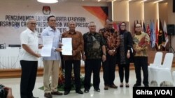 KPU, Bawaslu, KPK , serta Perwakilan dari TKN Jokowi-Maruf dan BPN Prabowo-Sandi dalam acara Pengumuman LHKPN Capres dan Cawapres Pemilu 2019, di Gedung KPU, Jakarta, Jumat, 12 April 2019. (Foto: VOA/Ghita).